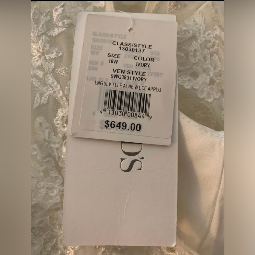 NWT Davids Bridal SZ 18W Unaltered Ivory Wedding Dress w/ Appliqués Long Sleeve - Picture 7 of 7